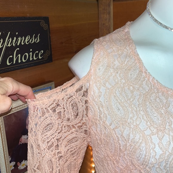 Elle Mode Pink lace cold shoulder NWT top - Picture 2 of 16